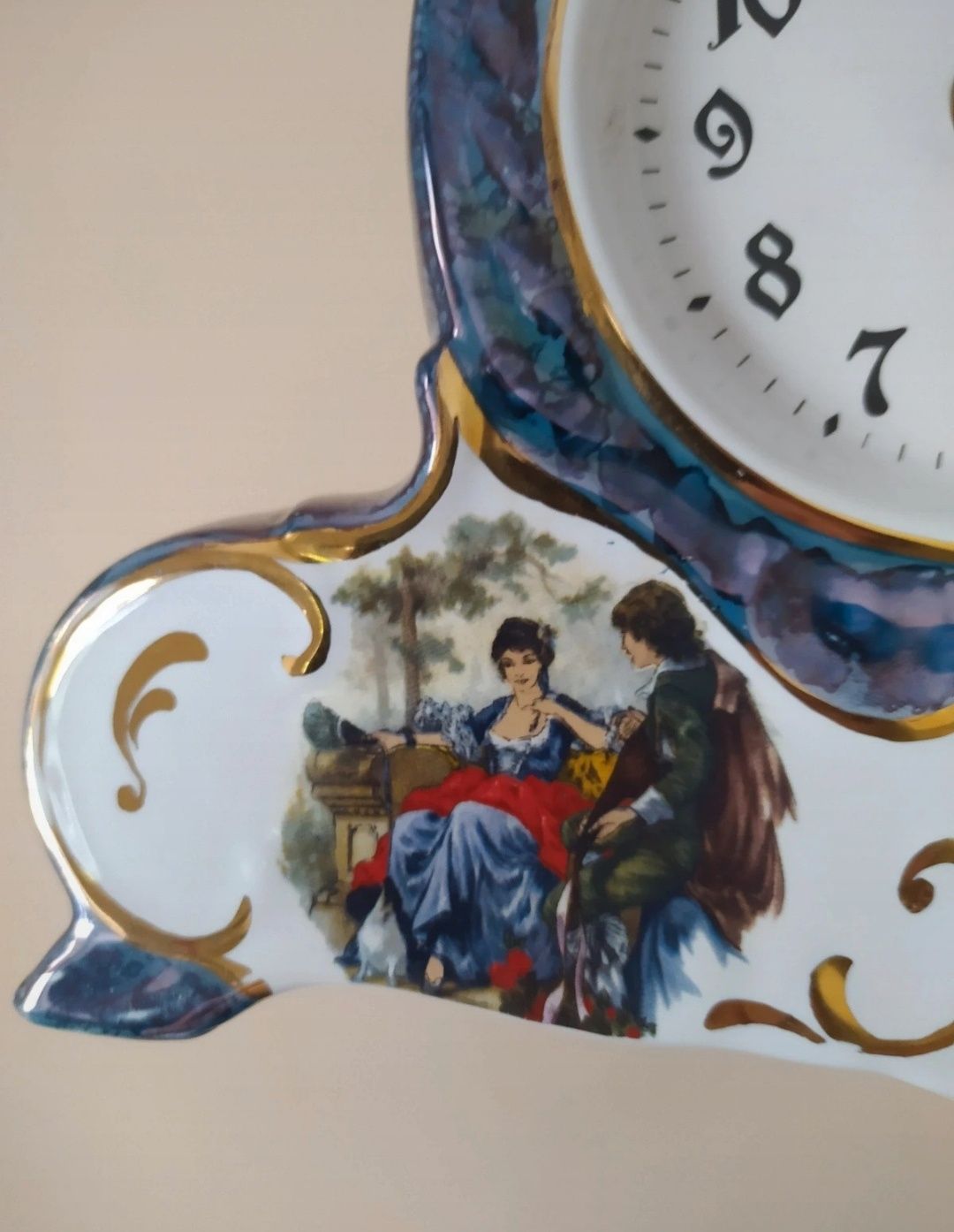 Dekoracyjny zegar kominkowy, barokowy, bogato zdobiony, granatowy