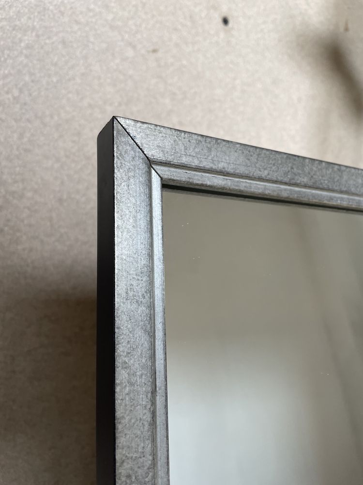 Promocyjnie lustro w drewnianej ramie w kolorze stare srebro-czarna