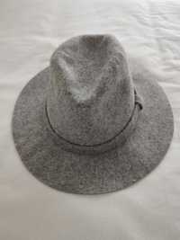 Chapéu de senhora cinzento