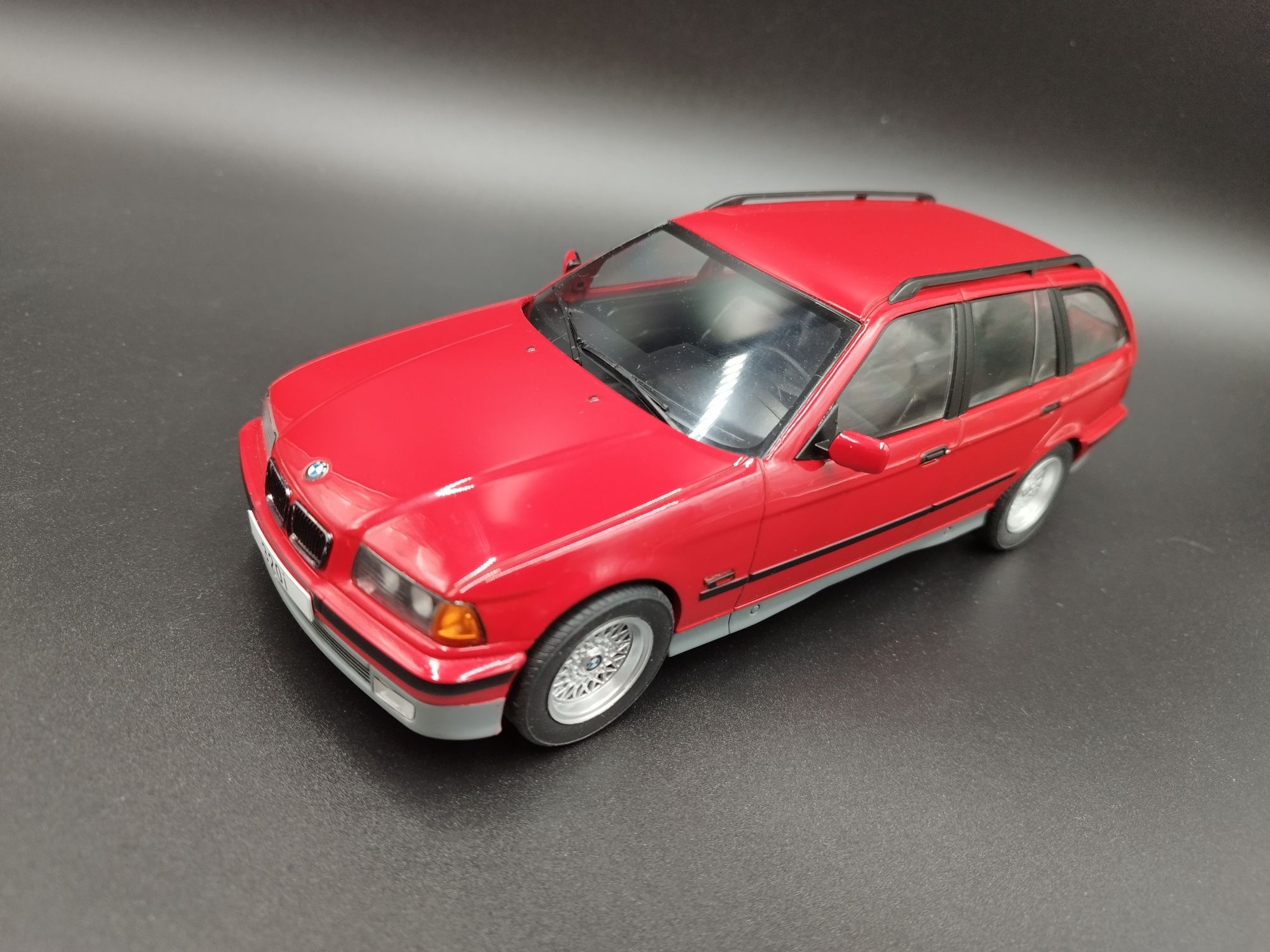 1:18 MCG BMW 320i E36 Touring model