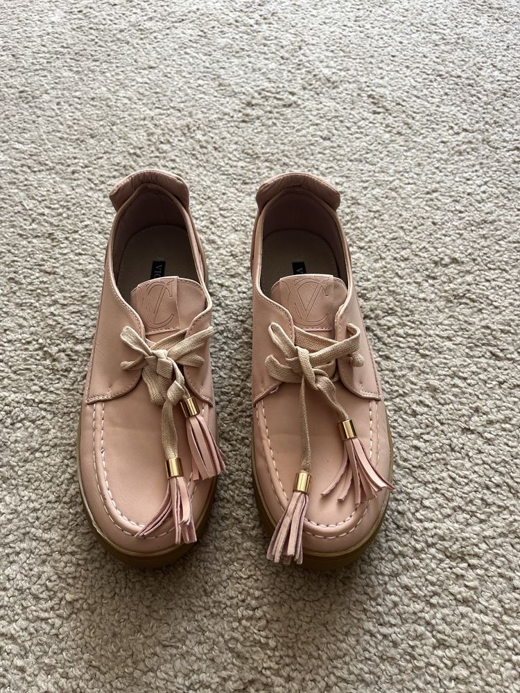 Różowe buty wsuwane