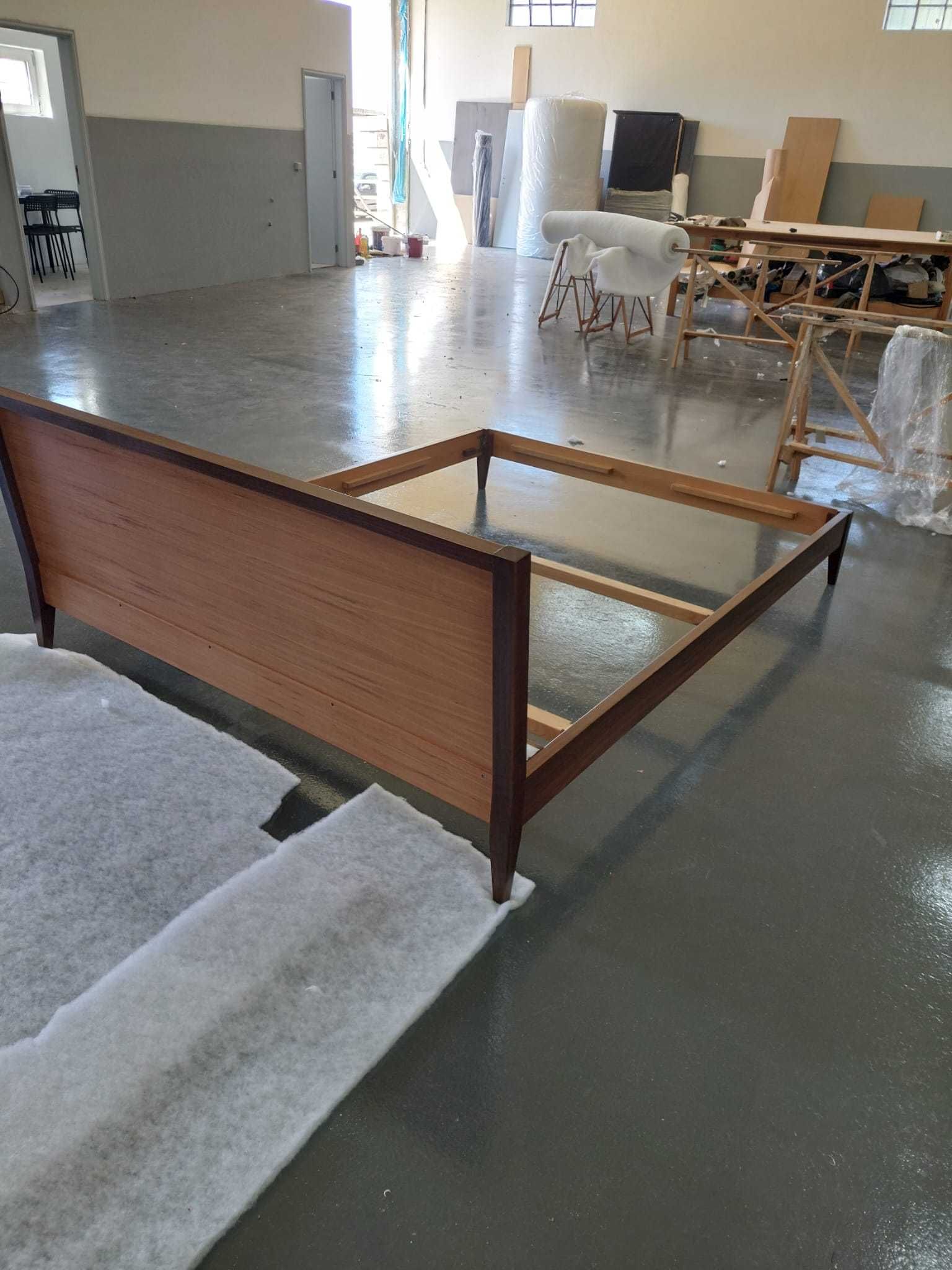 Cama Nogueira 1.6x2 COMO NOVA com estrado metalico
