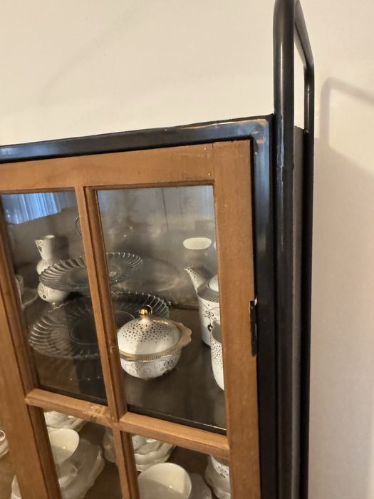 Cristaleira com Estrutura Industrial e Portas em Madeira Envidraçada