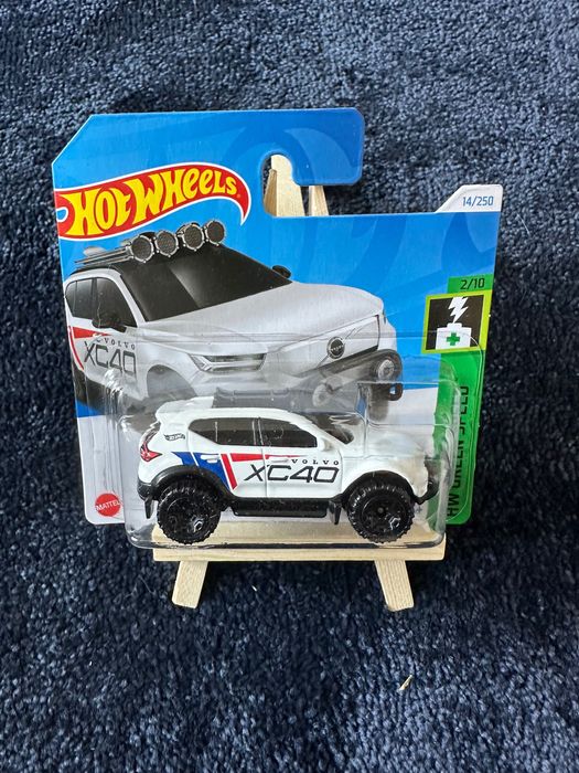 hot wheels volvo xc40 recharge białe