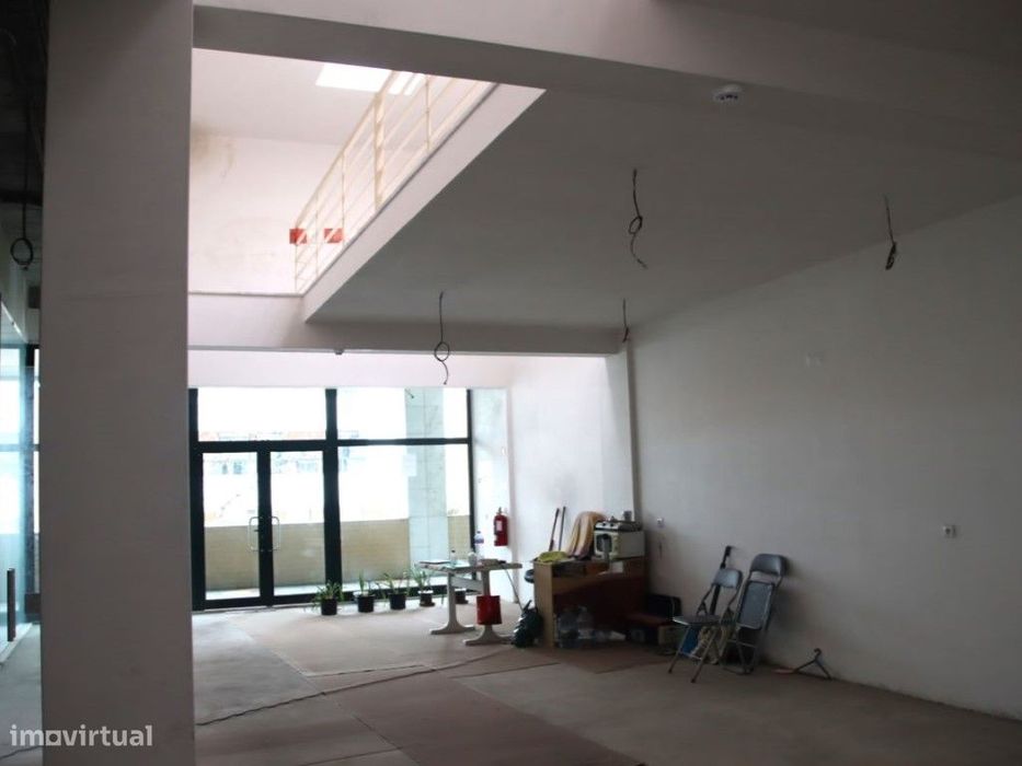 Loja para Venda em Queijas, Concelho de Oeiras