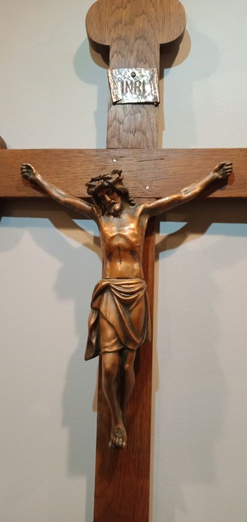 Krzyż dębowy z figurka JEZUSA