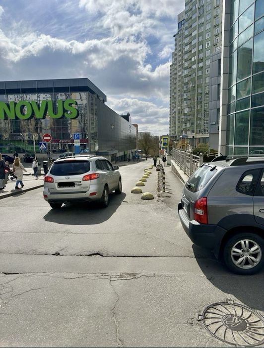 Паркінг паркомісце парковка гараж 13.7м, пр. В. Лобановського, 4 є