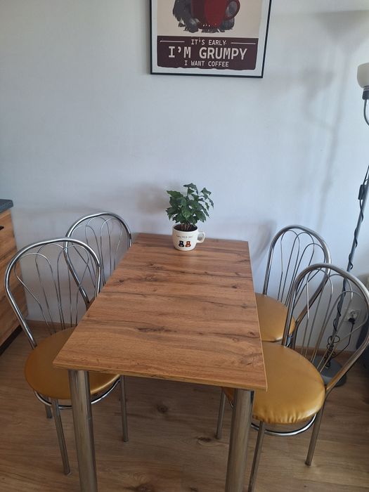 Zestaw stół + 4 krzesła idealny do jadalni lub kuchni

Sprzedam zes