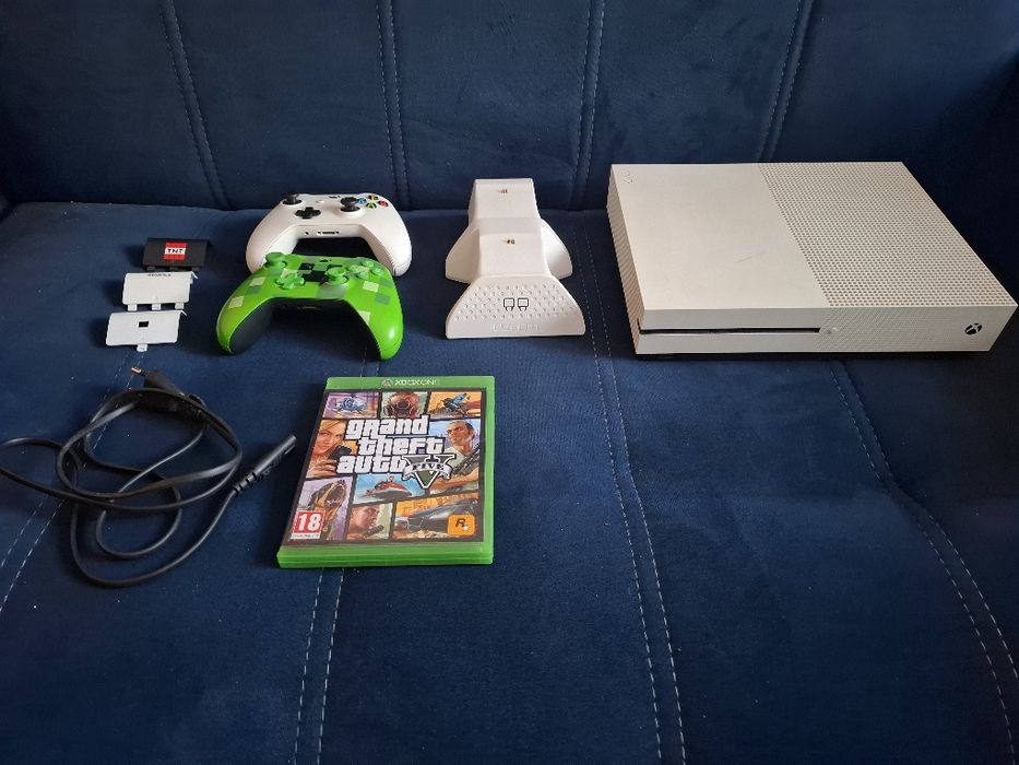 XBOX ONE S + 2 pady z ładowarką i grą
