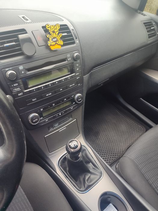 Тойота Avensis 2.0