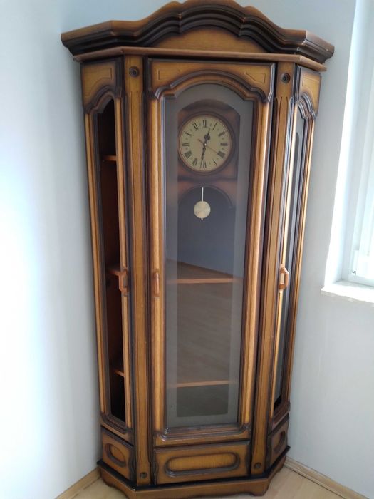 Witryna szklana i zegar