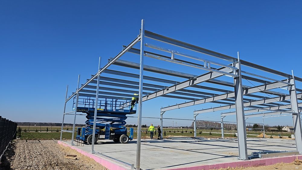 Montaż konstrukcji stalowych, płyty obornickiej, blachy trapezowej.