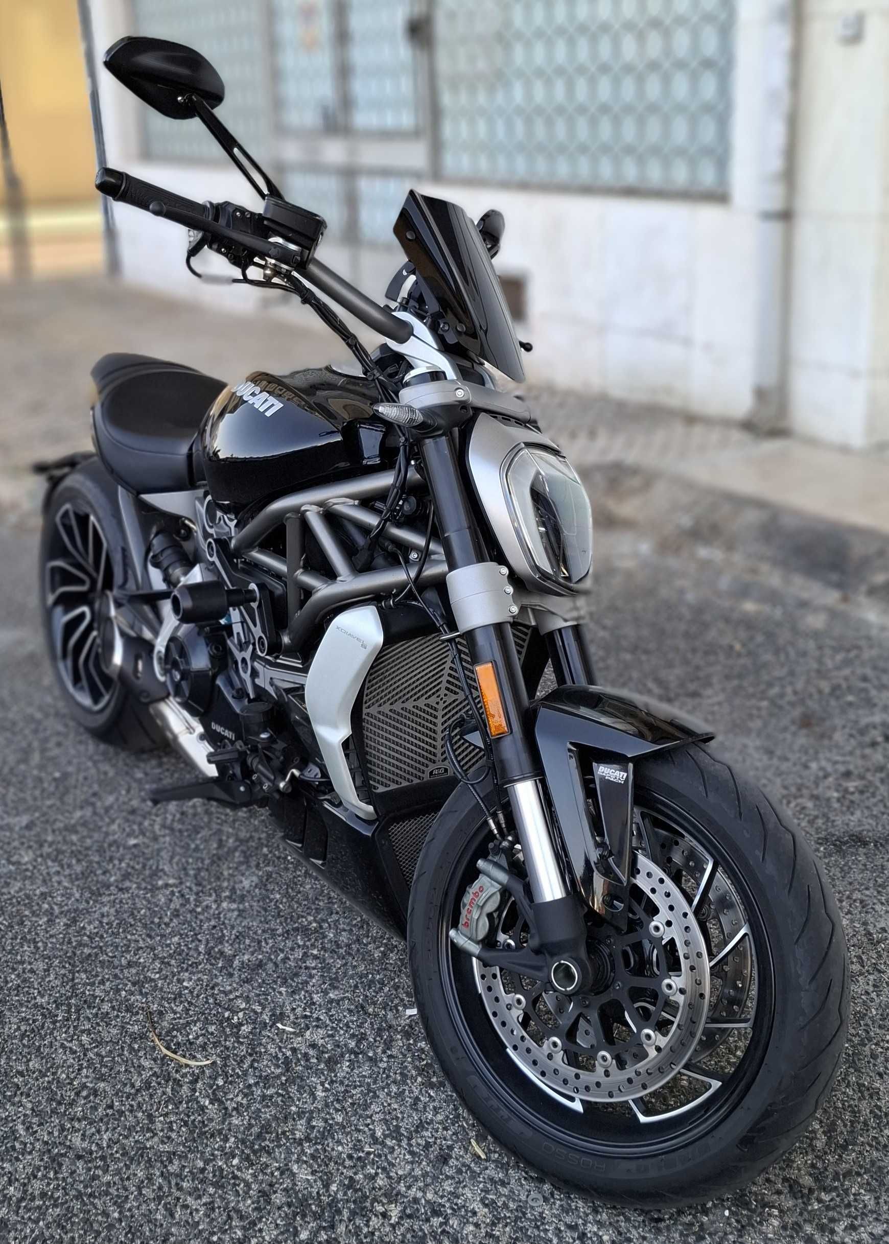 Ducati XDiavel S com suportes e malas Hepco & Becker