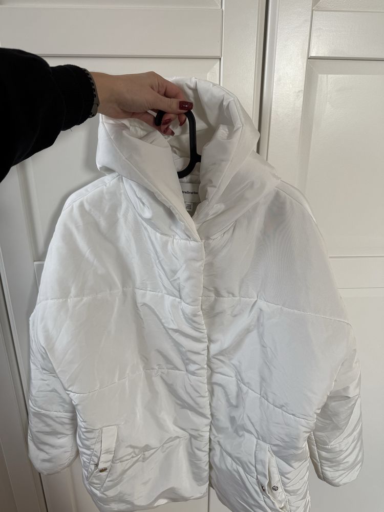 Biała kurtka z kapturem puffer jacket puchowa Stradivarius S