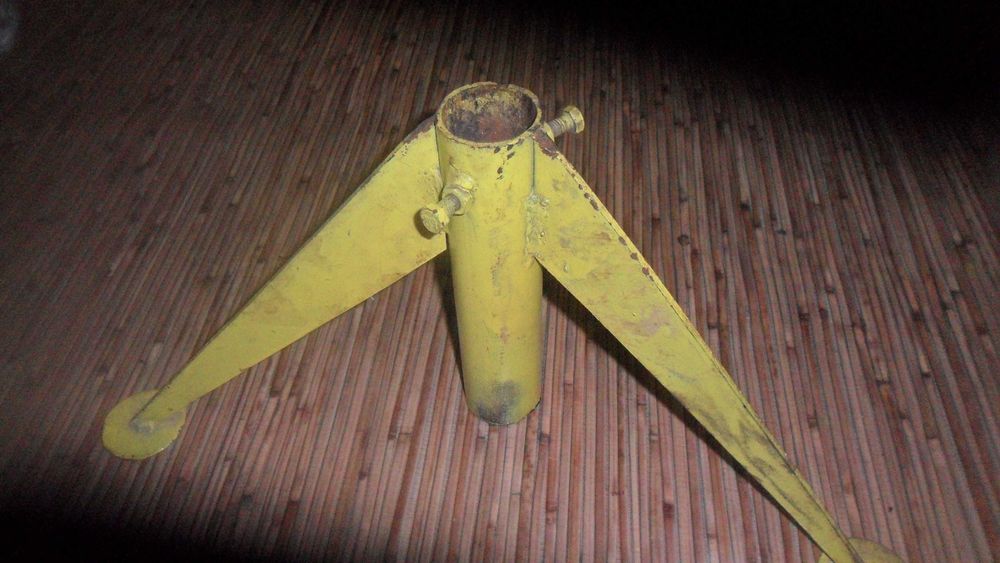 Тринога для елки