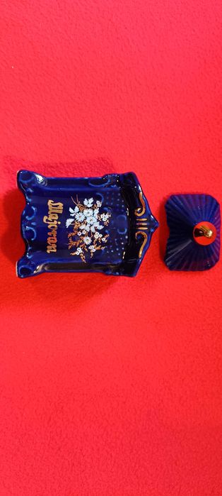 Pojemniki kobaltowe z porcelany złoconej