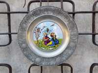 Stary cynowy talerz porcelana  wiosna