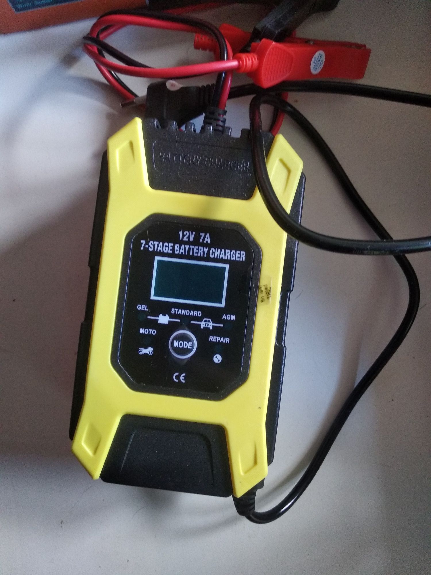 Зарядное устройство акумулятора 12V 7A 7програм зарядки