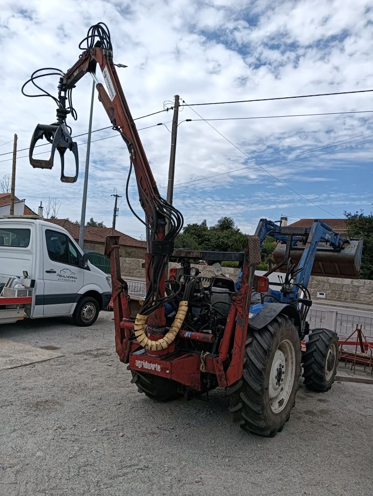 Trator New Holland c/carregador e Grua