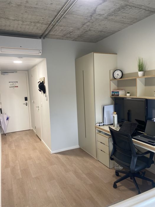 Quarto disponível em residência moderna — ideal para estudantes