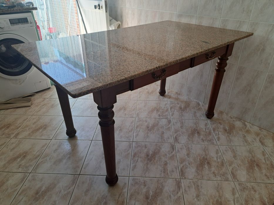 Mesa com tampo de marmore.