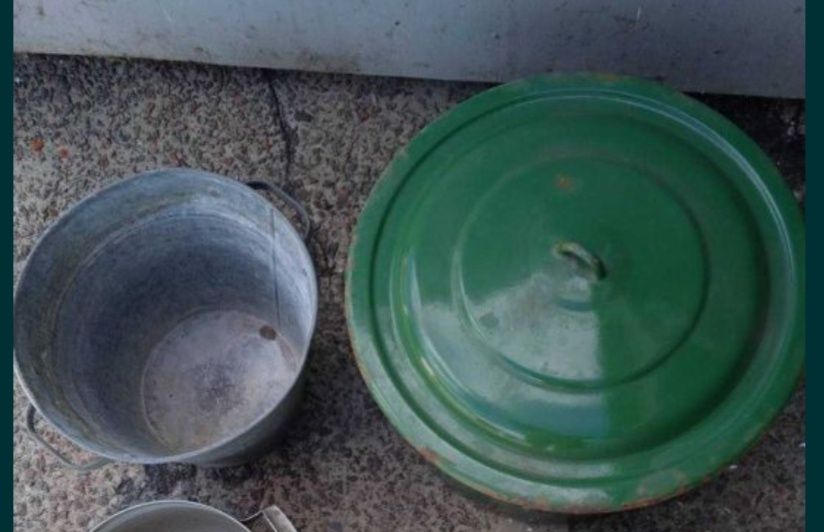 Для хозяйства: выварки, кастрюли,грабли..