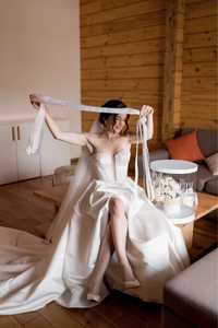 Весільна сукня атласна з шлейфом з перлами бренду Оксани Мухи