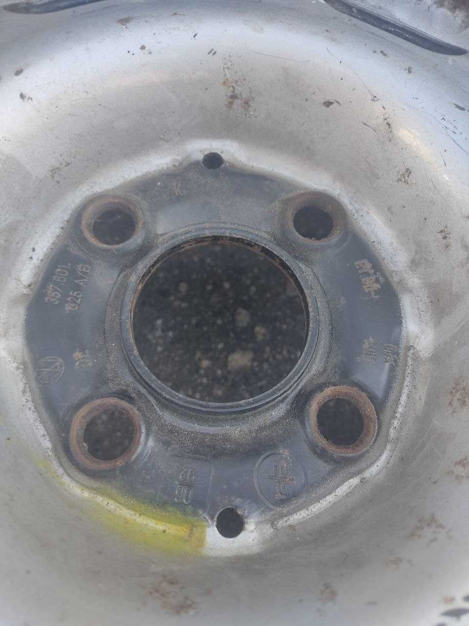 Диски Фольксваген 6J х 14 дюймов с резиной Goodyear 185х70 R14 зима