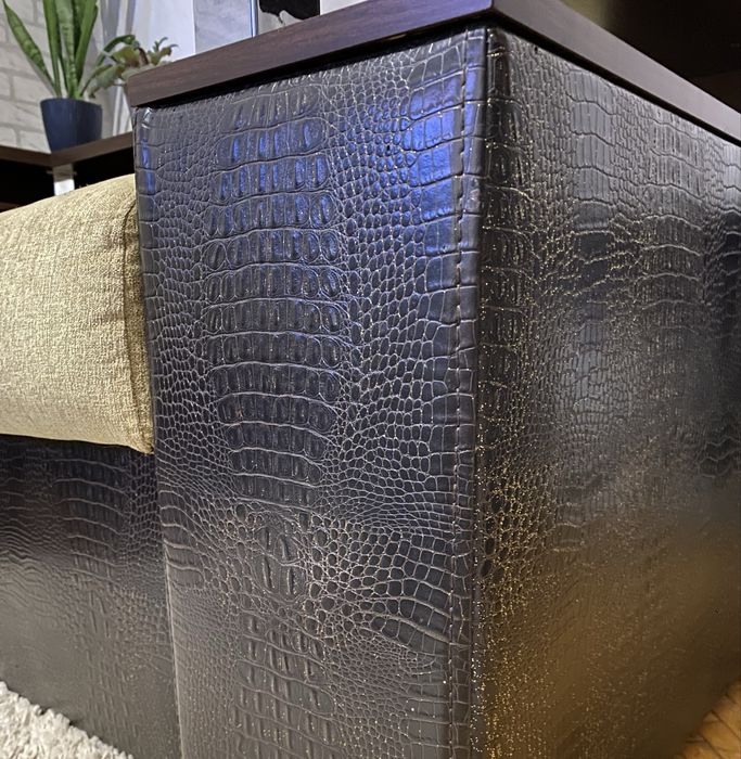 Угловой диван с деревянными полками — большой и очень удобный!