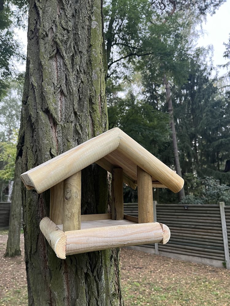 Karmnik dla ptaków drewniany.