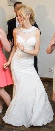 śliczna suknia (r.34) z trenem dla szczupłej dziewczyny