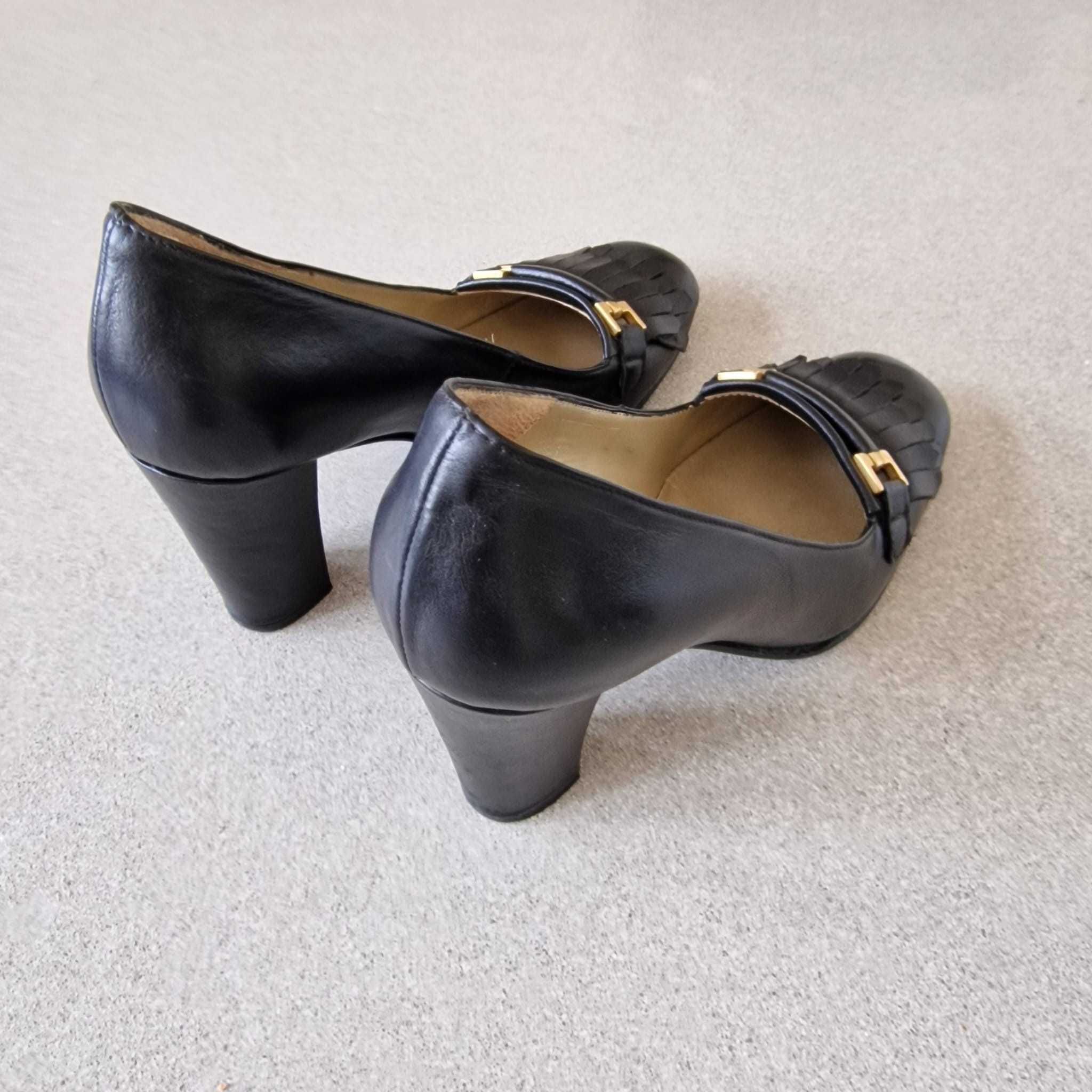 Sapato fechado preto com franja
