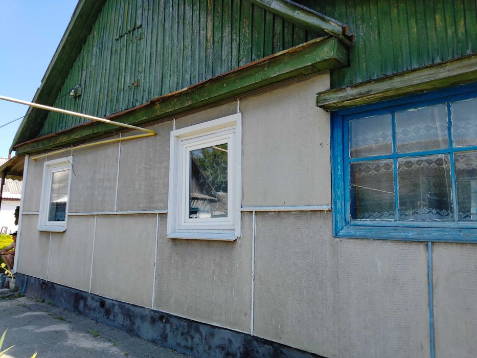 Продам будинок на 2 ходи , потребує ремонту.Можливий торг.