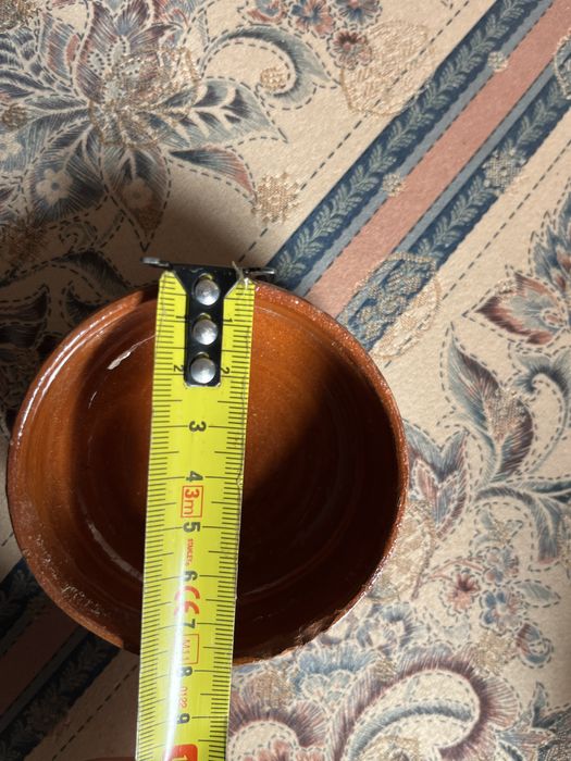 Tacas de barro com motivos brancos