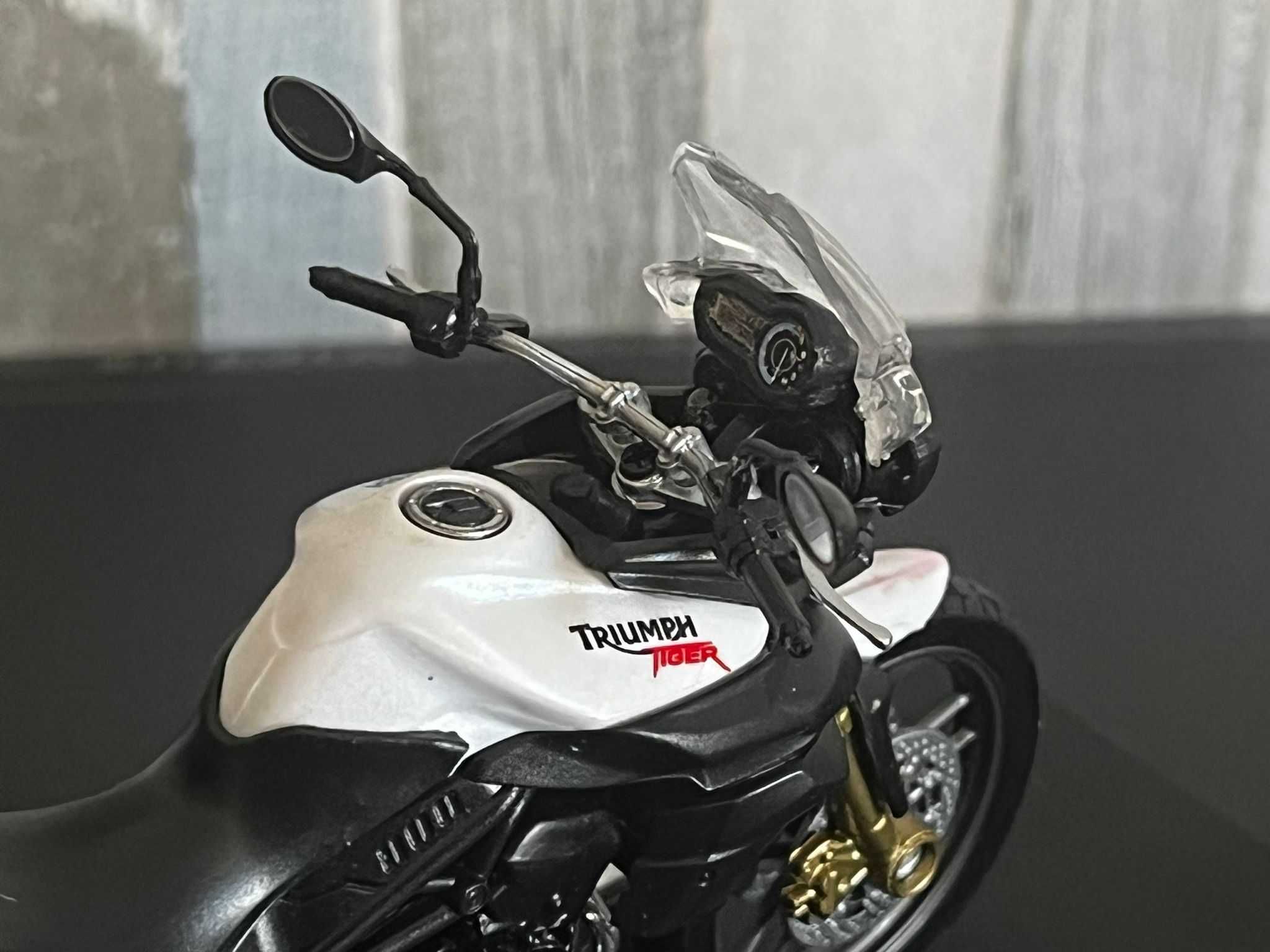 Triumph Tiger 800 miniatura (1:18)