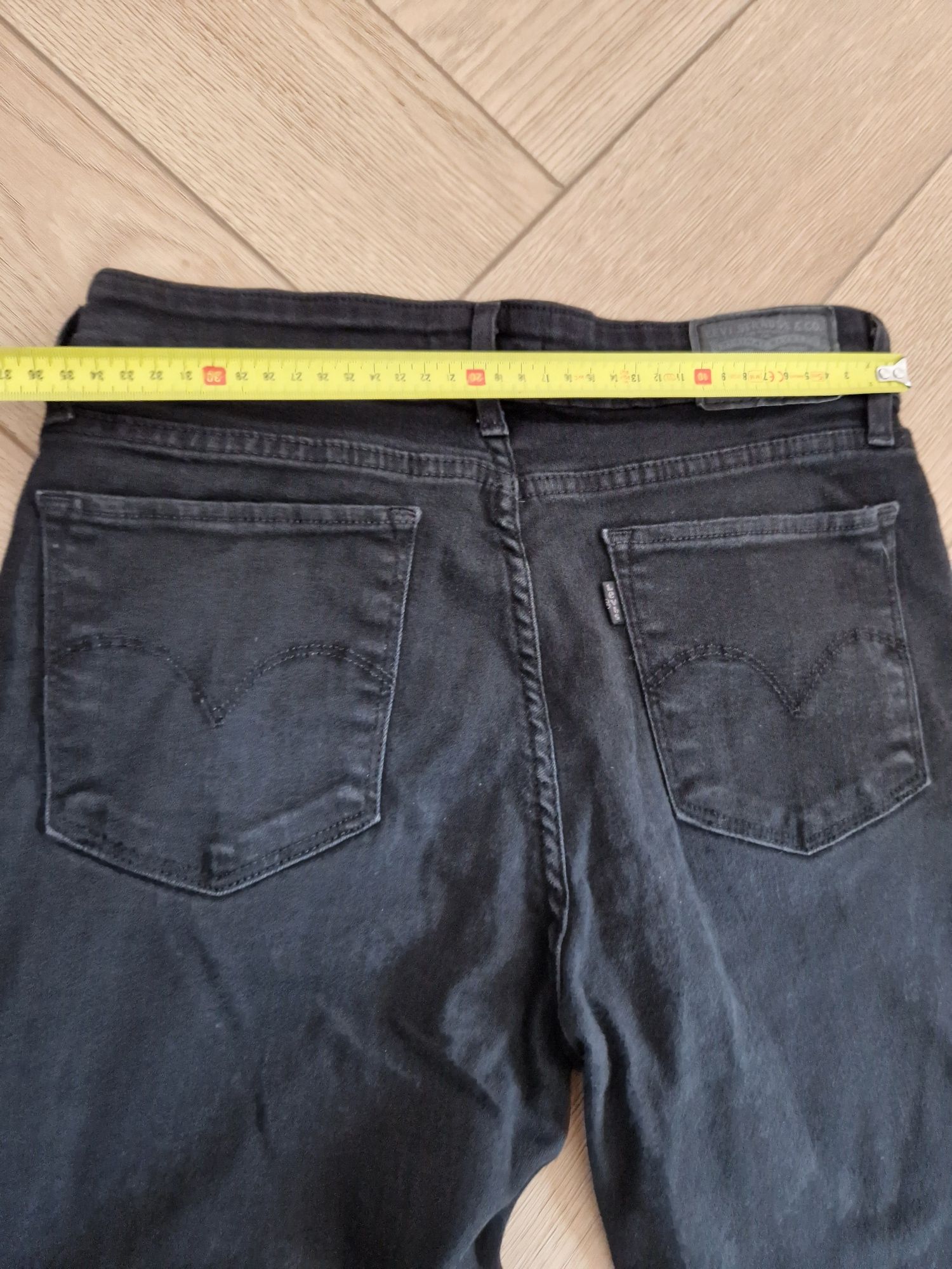 Jeansy damskie czarne Levis 711 skinny