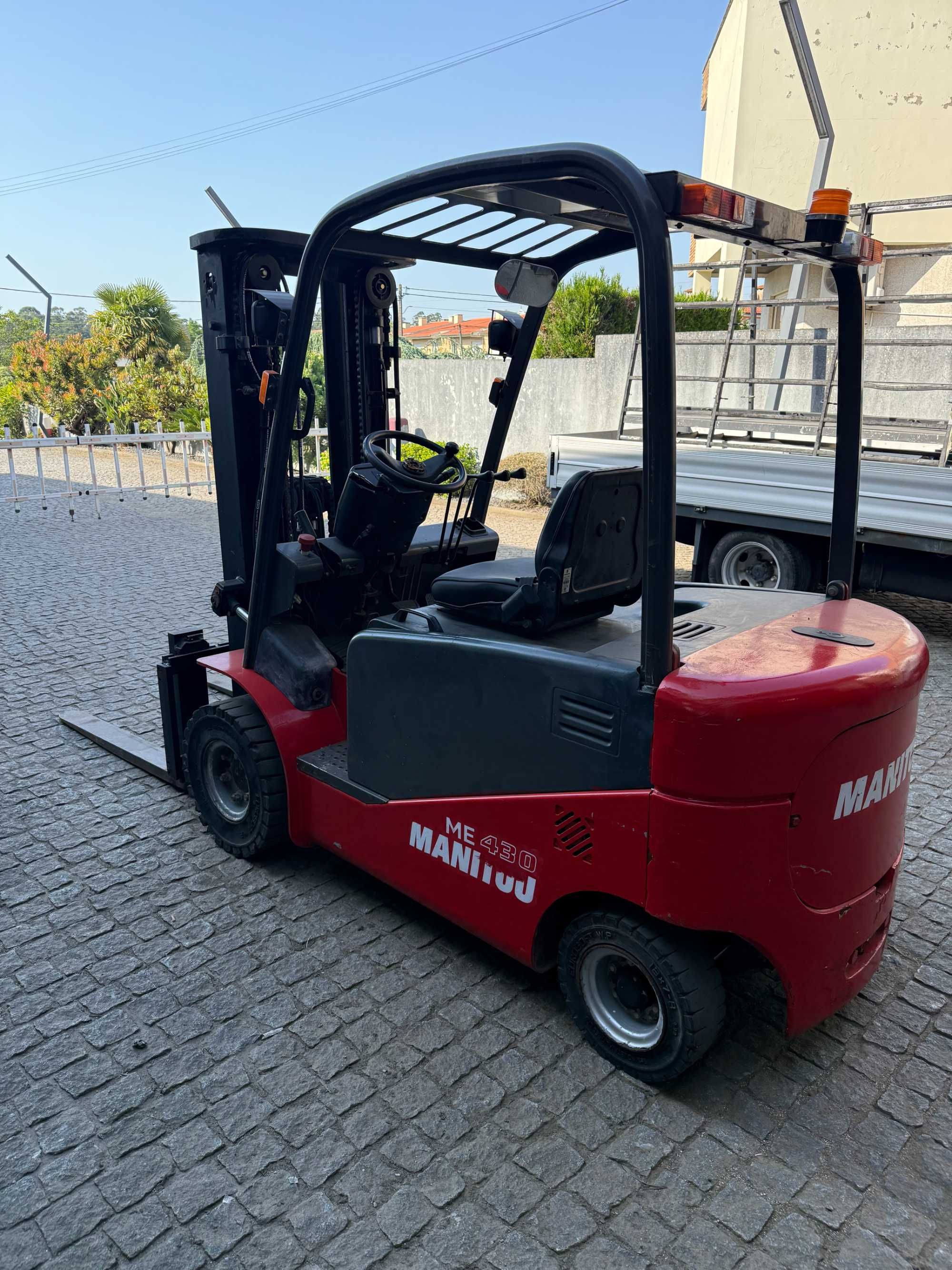 Empilhador eletrico Manitou 3T