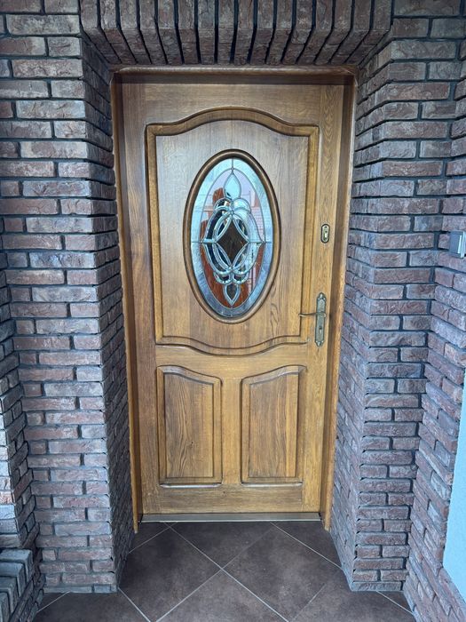 Dębowe drzwi frontowe z witrażem