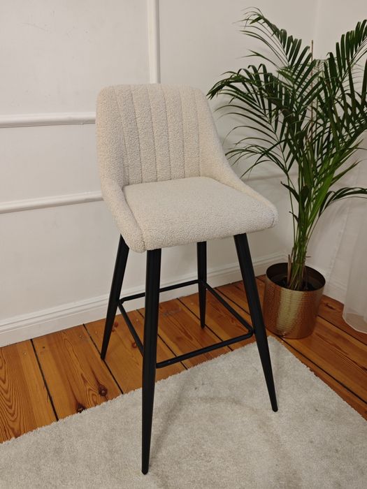 Krzesło barowe / hoker boucle – beżowe, nowoczesne, czarne nogi