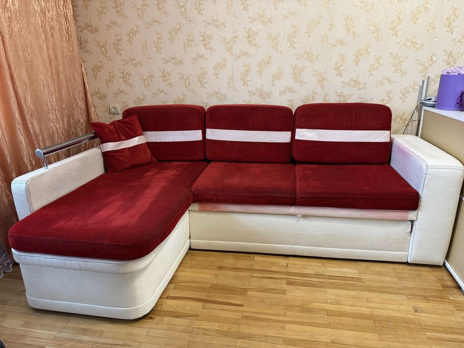 Диван угловий червоний з молочним