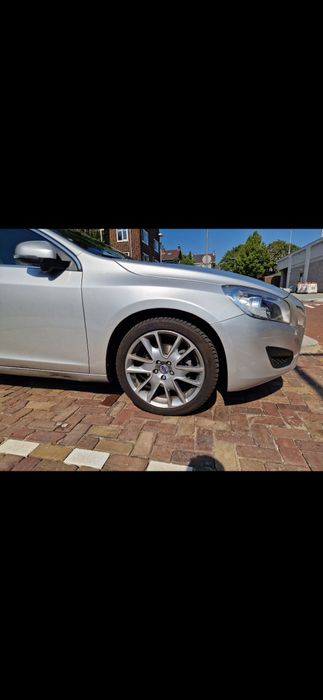 Koła volvo 18 z oponami wielosezonowymi