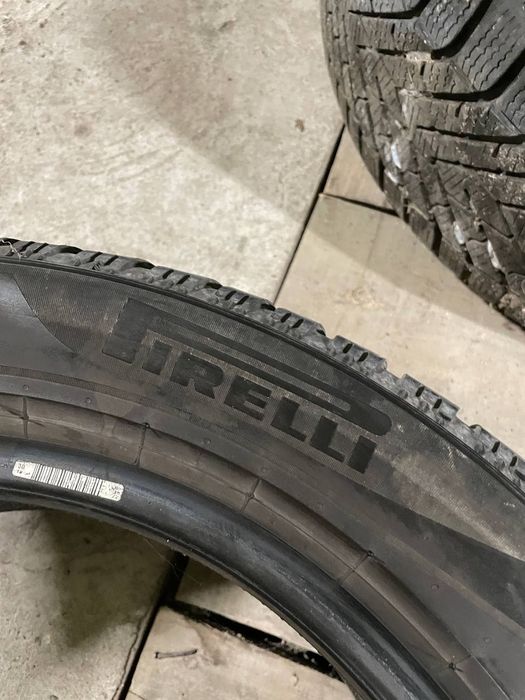 Зимова резина 215/55 R17 в чудовому стані