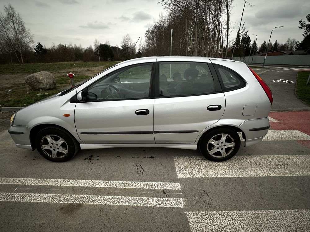 Nissan Almera Tino