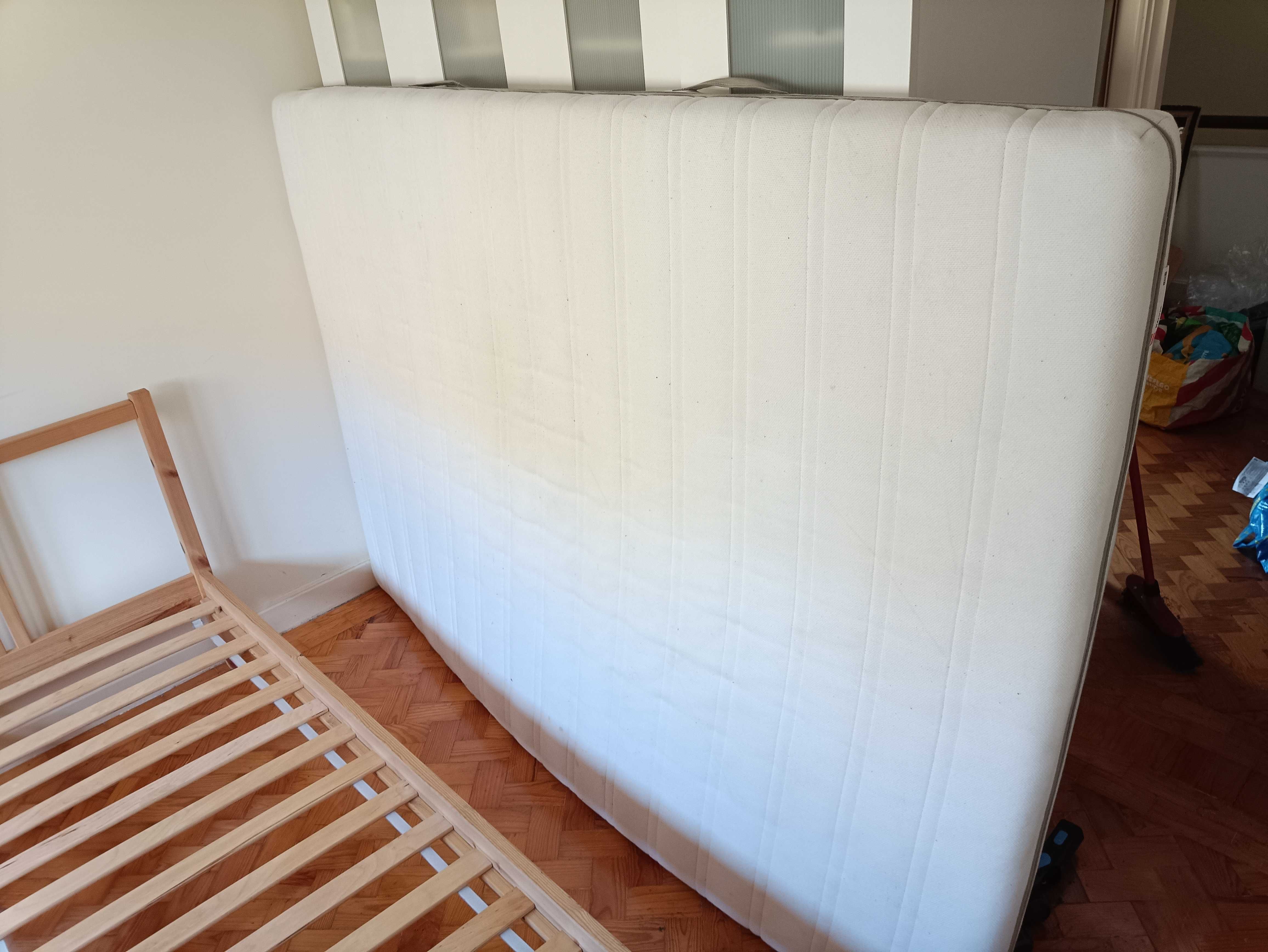 Cama em Pinho do IKEA em bom estado