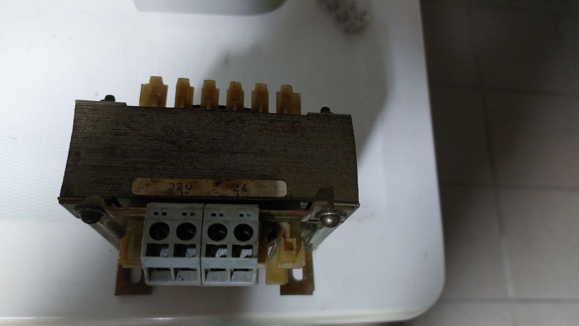 Transformador 220-24 V - 100VA - usado