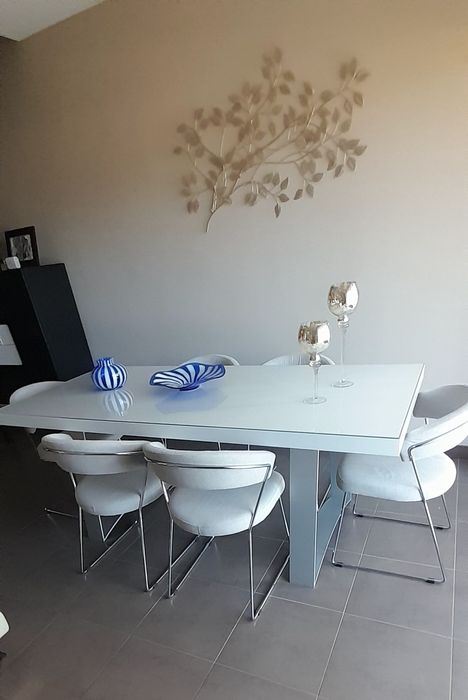 Mesa jantar branca com vidro protector cadeiras forradas 6 da Antarte