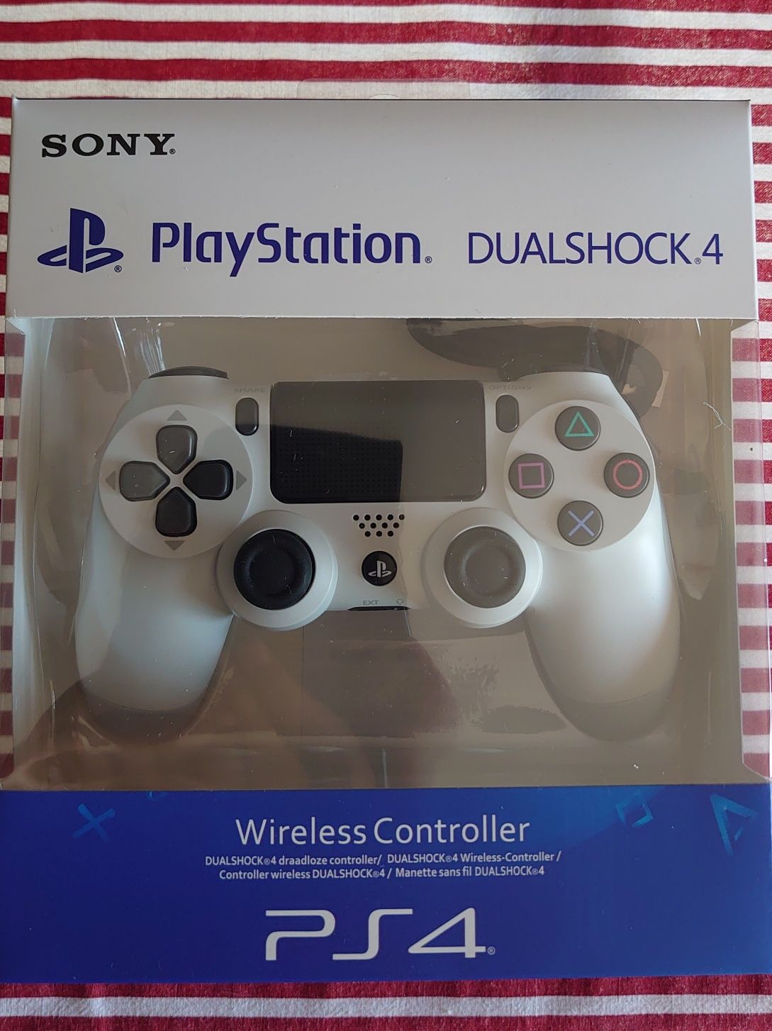 PlayStation 4 – 500GB + 2 comandos (1 novo) + extras