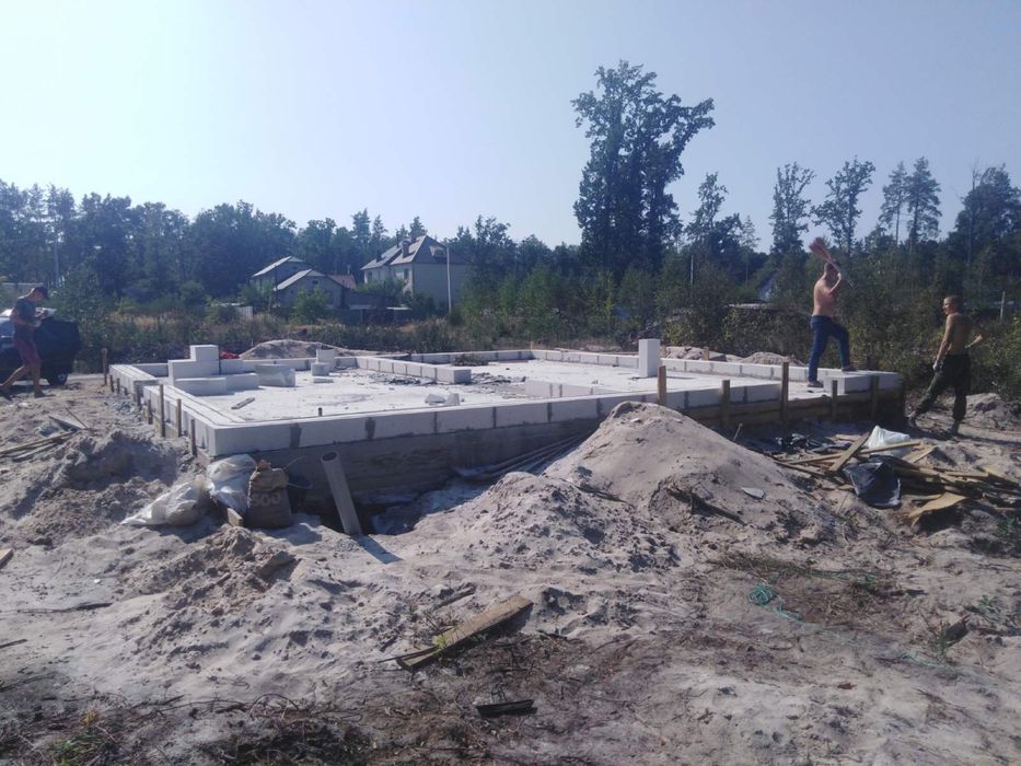 Фундамет, Укладка газоблоку,Покрівля,Фасадні роботи,Монтаж Паркану,