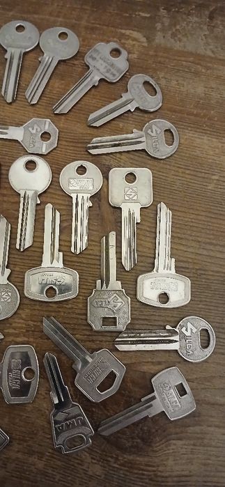 Nie tak Stare klucze do drzwi surowe,  nie obrobione SILCA