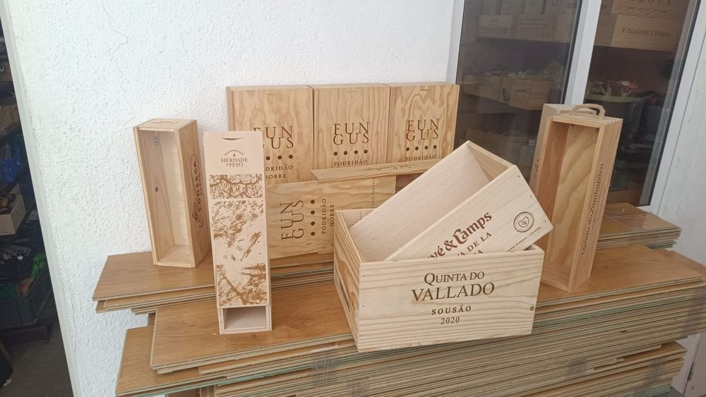 Caixas de 3 garrafas de vinho com tampa